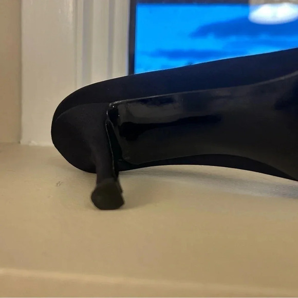 Stuart Weitzman satin Gigiritz  ruffle pump in 8.5 mint condition leather sole - Picture 9 of 12